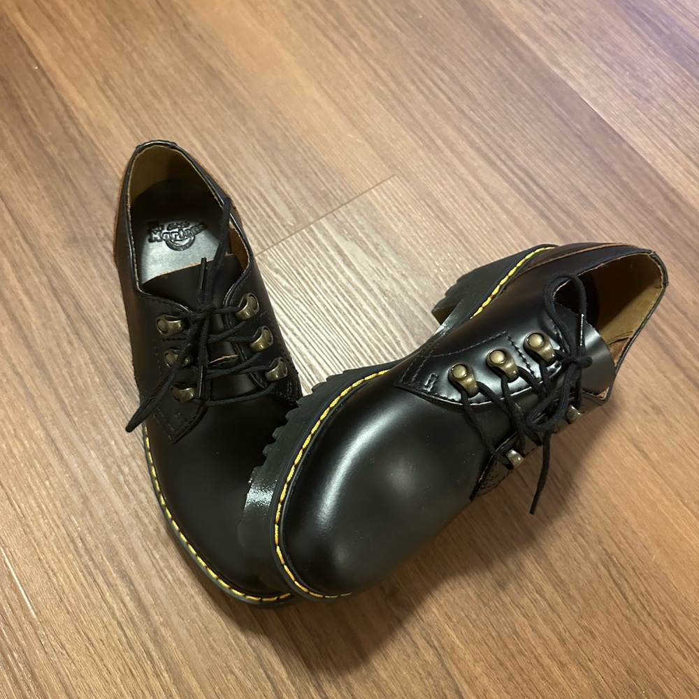 SOLD 🔴 DR MARTENS LEONA LO VINTAGE SMOOTH LEATHER HEELED SHOES